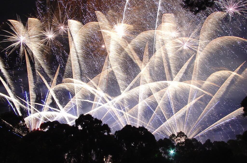 https://commons.wikimedia.org/wiki/Fireworks#/media/File:Skyshow_Adelaide_2006.JPG